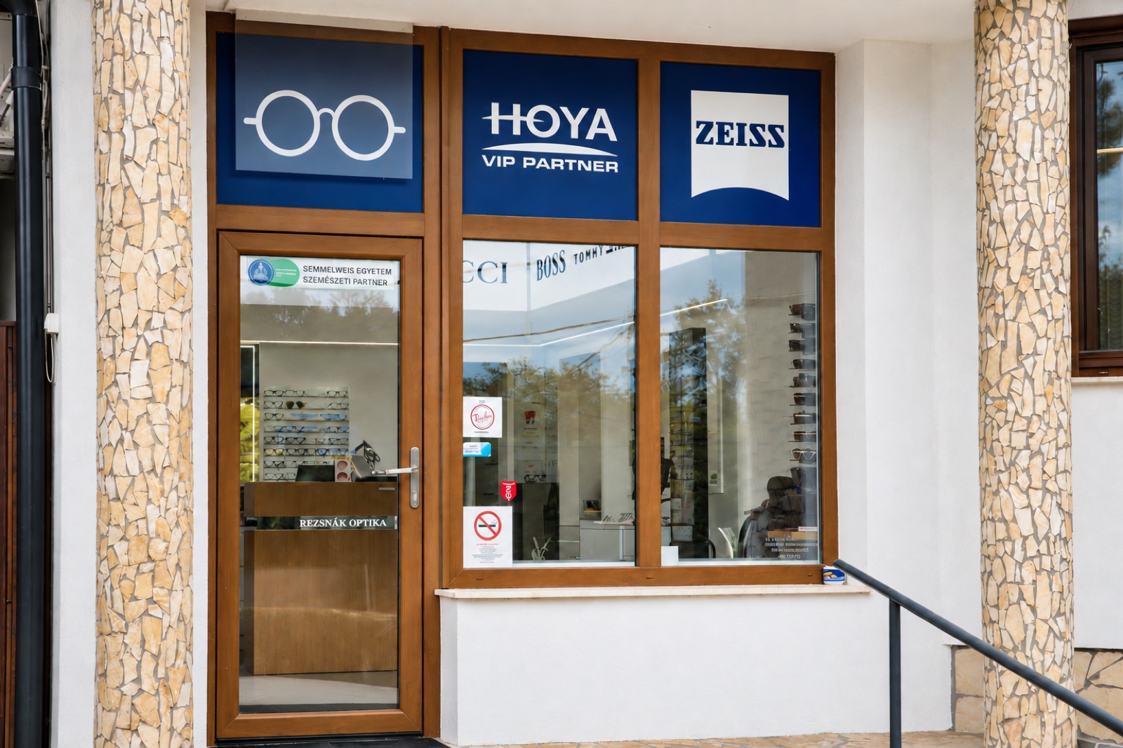 A Rezsnák Optika üzletének bejárata kívülről