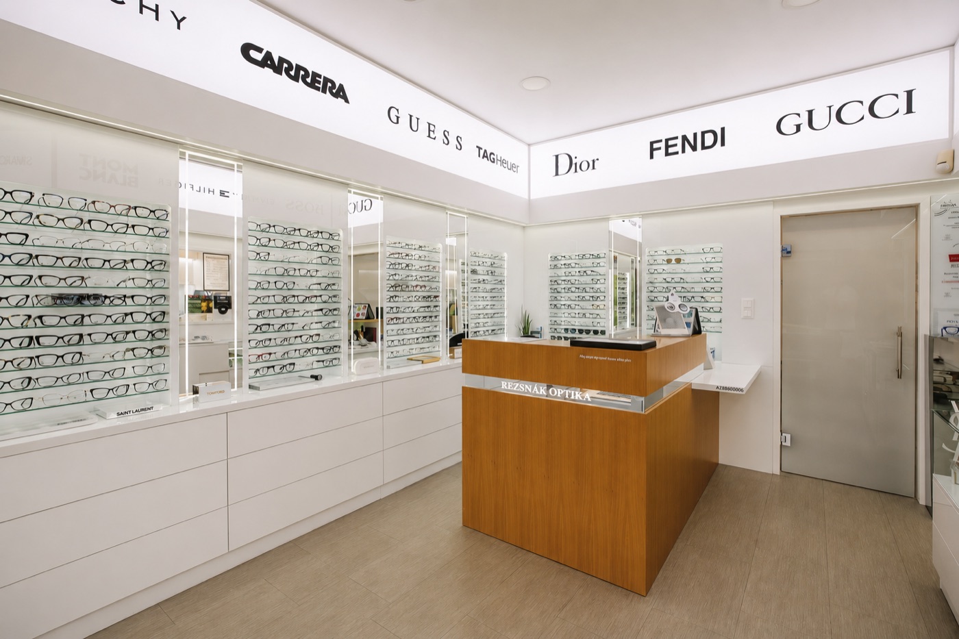 A Rezsnák Optika üzletének belső tere, márkás keretekkel